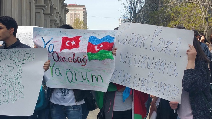 Əli Kərimliyə qarşı gənclərin növbəti etirazı - FOTOLAR
